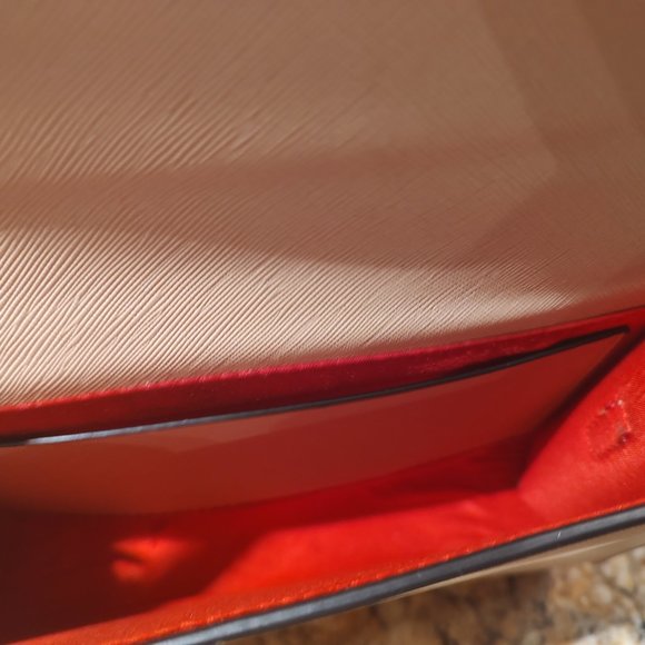 Marilyn Monroe crossbody, NWT, 8"X6", long gold chain, magnetic closure. Clean - Picture 11 of 12